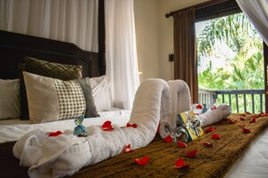 Honeymoon & Executive Room | Minibar, in-room safe, individually decorated, individually furnished