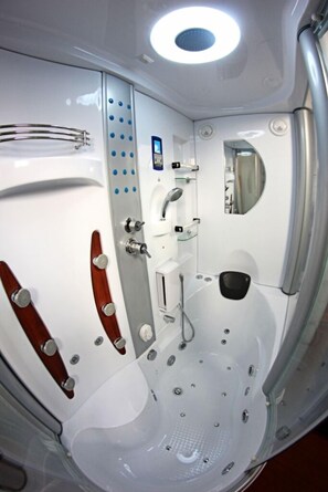 5. Suite Junior | Salle de bain | Articles de toilette gratuits, sèche-cheveux, serviettes fournies