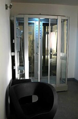 Articles de toilette gratuits, sèche-cheveux, serviettes fournies