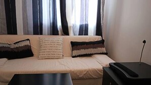 1. Standard Double Room | Minibar, blackout drapes, iron/ironing board (on request), WiFi (free) - Hotel M (Toulouse)