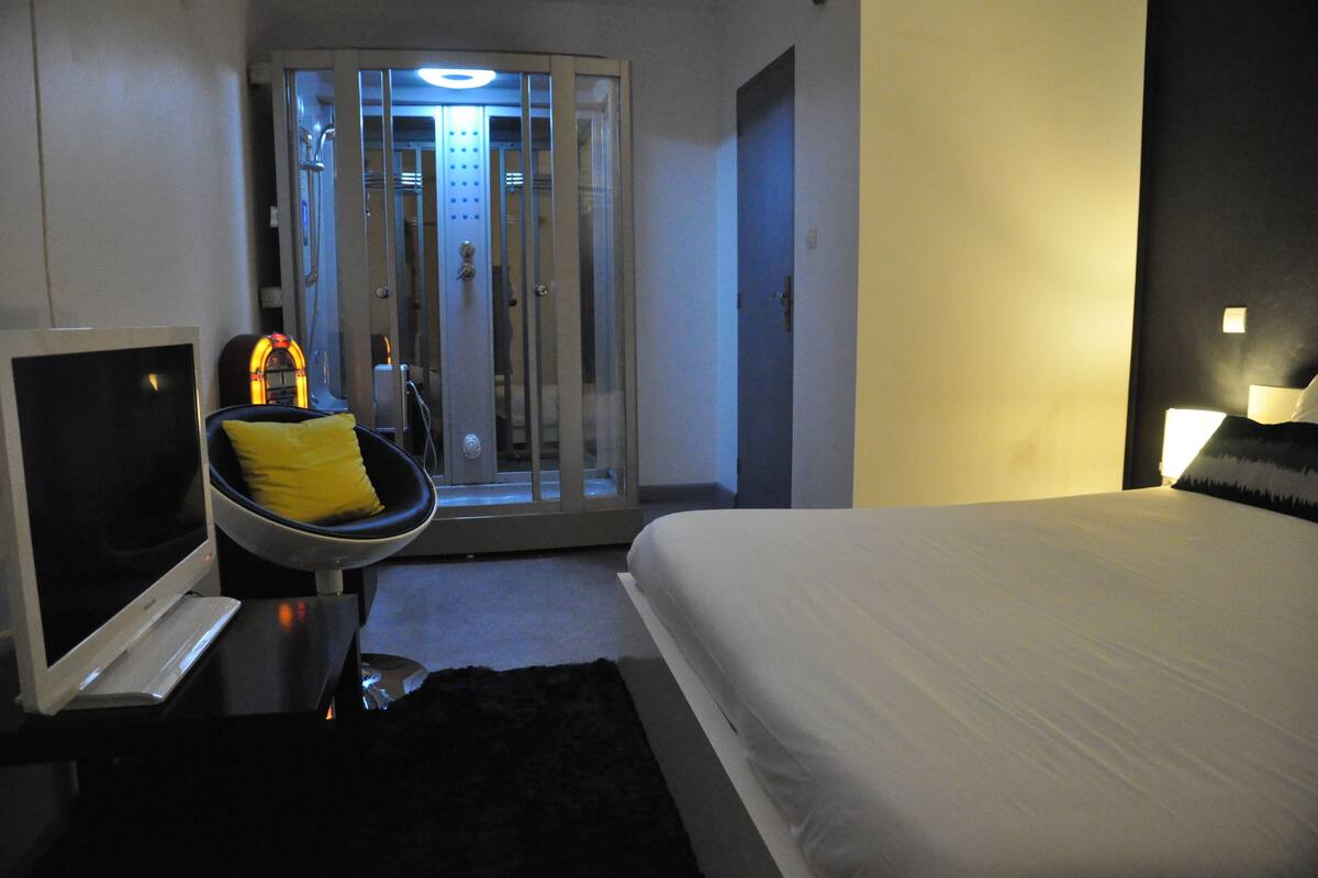 Kahden hengen comfort-huone | Minibaari, pimennysverhot, silitysrauta/-lauta, ilmainen Wi-Fi