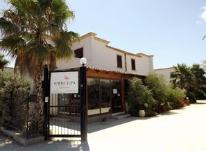 Kios daftar masuk/daftar keluar