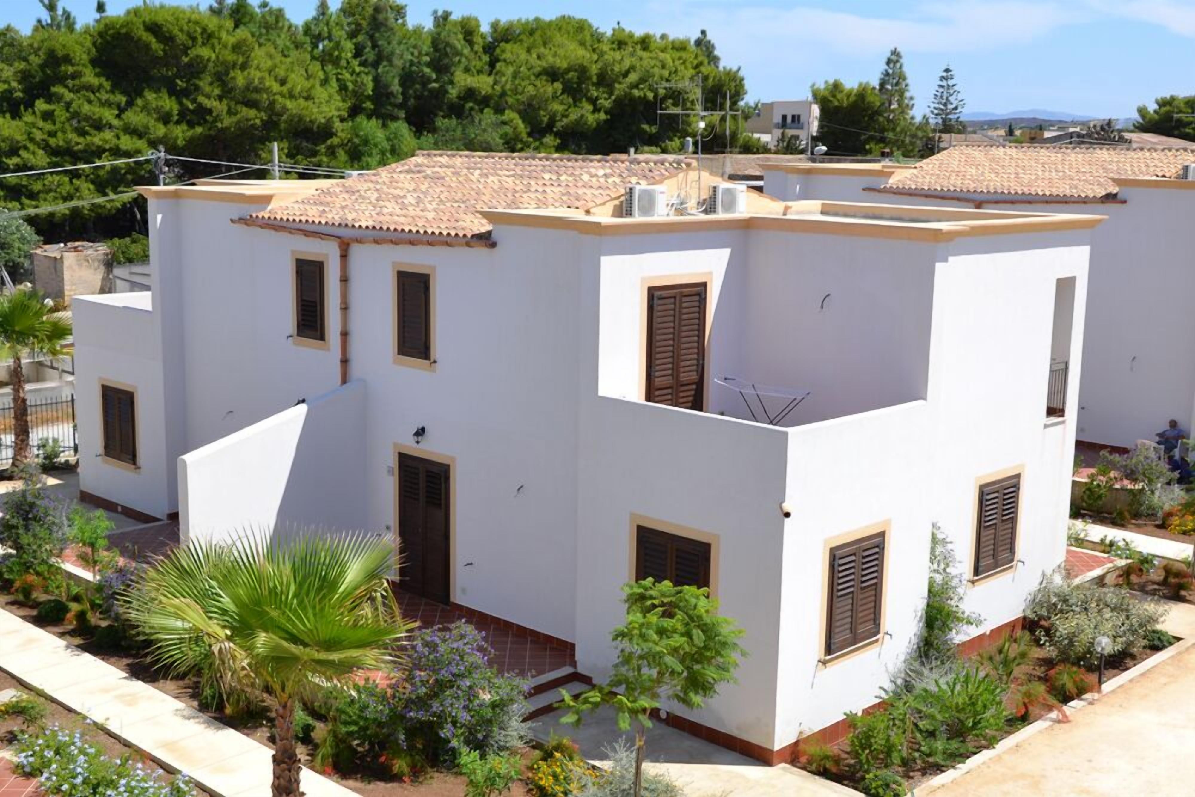 Seasonal outdoor pool, sun loungers