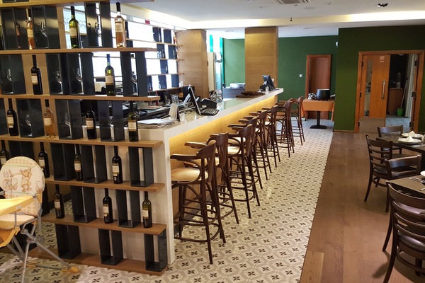 2 bars/lounges