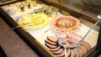Se ofrece un desayuno bufé (10 EUR por persona)