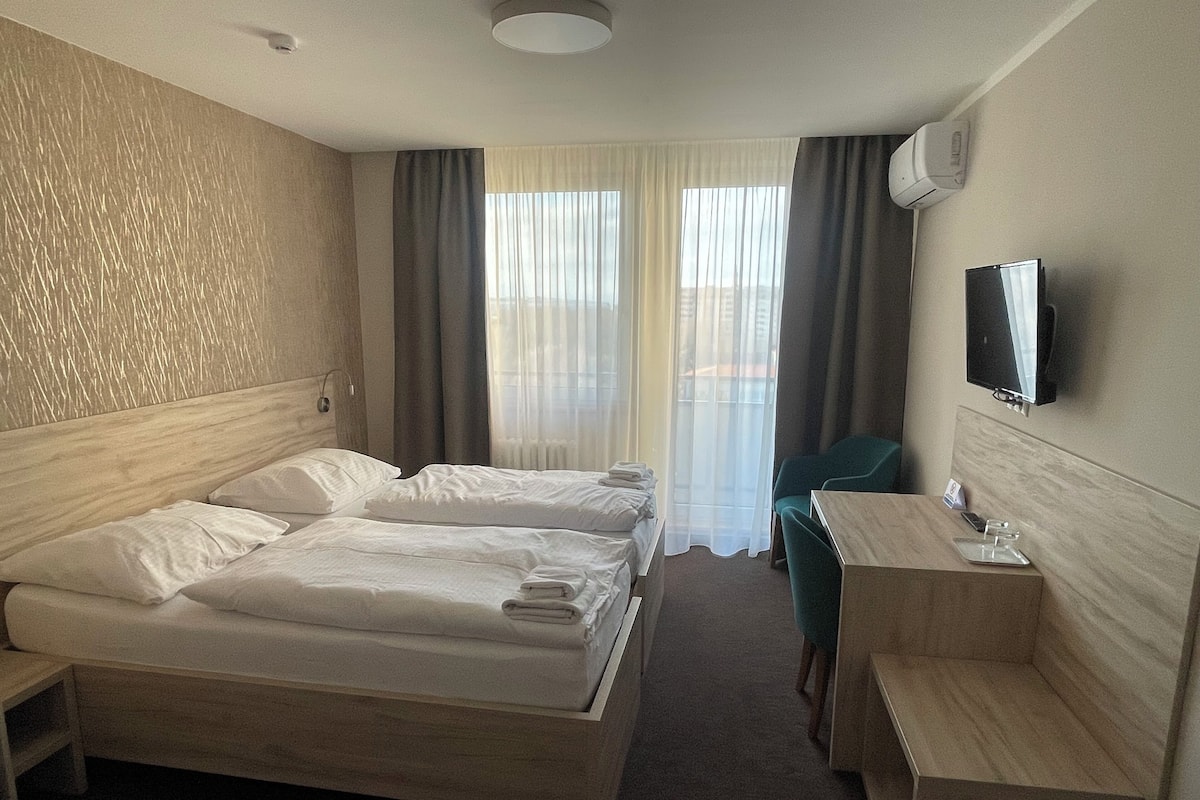 1 bedroom, premium bedding, desk, laptop workspace
