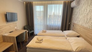 أغطية فراش متميزة ومكتب ومساحة عمل للكمبيوتر المحمول وستائر تعتيم