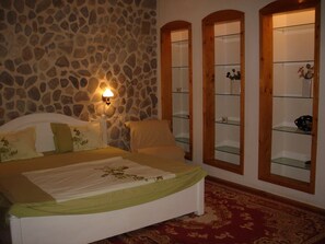 Habitación triple | Caja fuerte, decoración individual, mobiliario individual