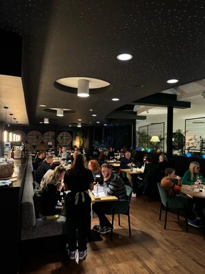 Serveert ontbijt, lunch, Italiaanse gerechten, uitzicht op de tuin