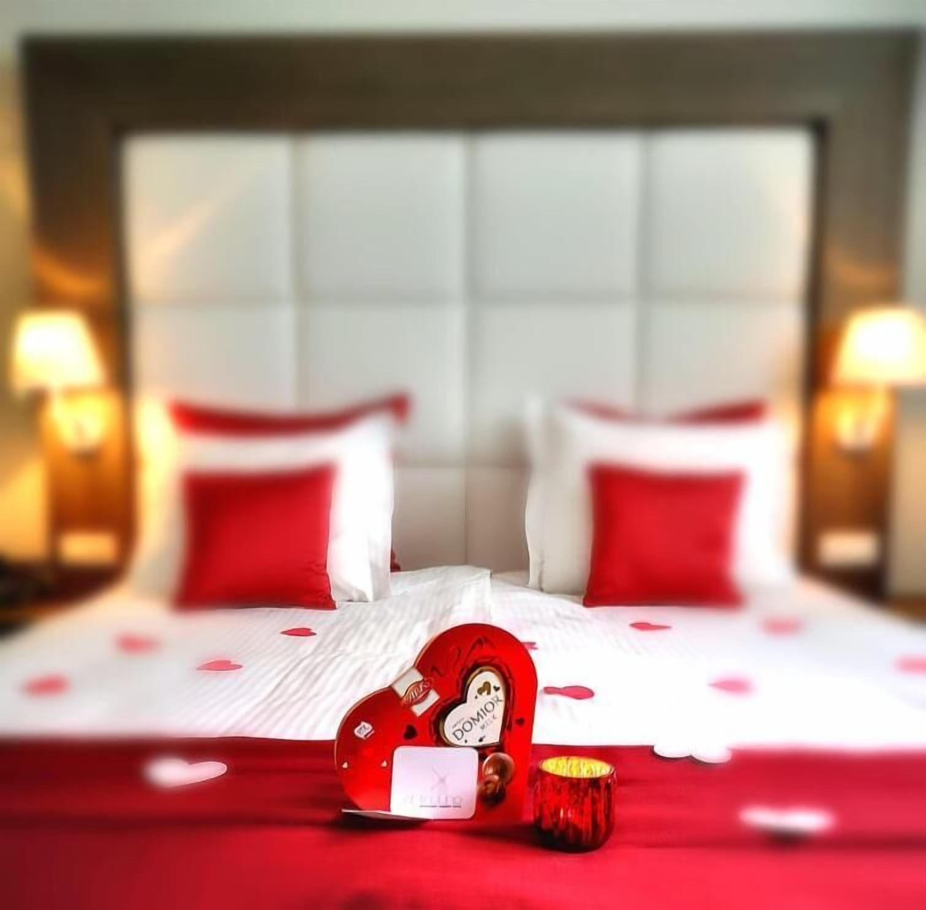 premium bedding, down duvets, in-room safe, desk