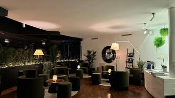 Serveert ontbijt, lunch, Italiaanse gerechten, uitzicht op de tuin