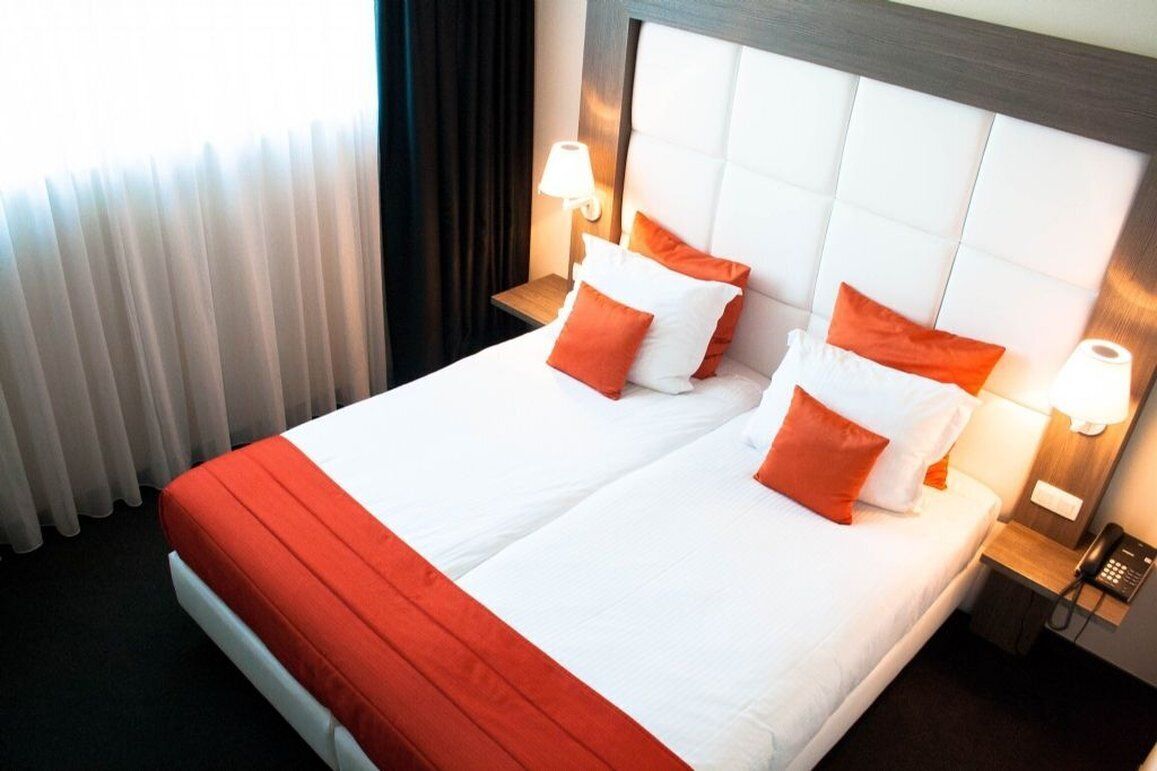 premium bedding, down duvets, in-room safe, desk