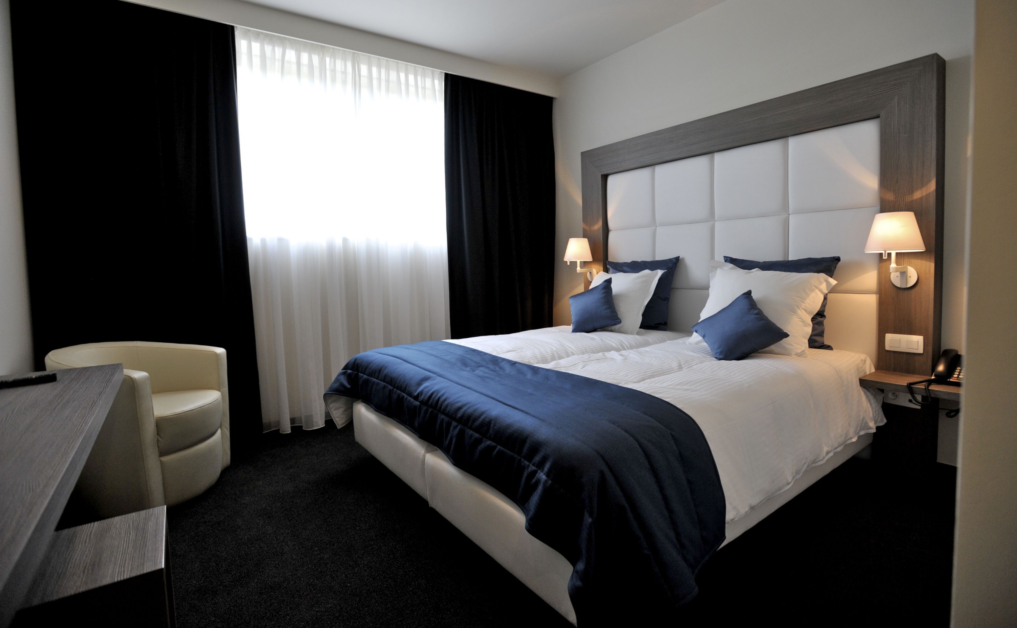 Luxe beddengoed, donzen dekbedden, een kluis op de kamer, een bureau