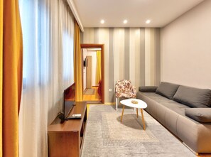 ห้องแฟมิลี่สวีท, ระเบียง, วิวแม่น้ำ | เครื่องนอนระดับพรีเมียม, เตียงเมมโมรีโฟม, ห้องพักตกแต่งอย่างมีเอกลักษณ์