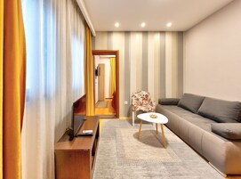 家庭套房, 阳台, 河景 | 高档床上用品、记忆海绵床垫、特色装修、办公桌