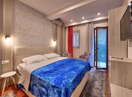 Double room, balcony with river view | 高档床上用品、记忆海绵床垫、特色装修、办公桌