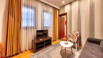 Family Suite, Balcony, River View | Premium bedding, memory foam beds, individually decorated, desk