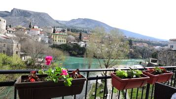 Double room, balcony with river view | Balkon