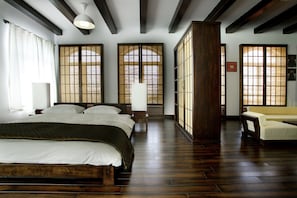 Minibar, coffres-forts dans les chambres, bureau, rideaux occultants