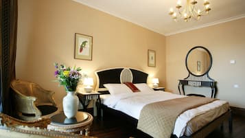 Deluxe Double Room with Aqua Area | Minibar, vÀrdeförvaringsskÄp pÄ rummet och skrivbord