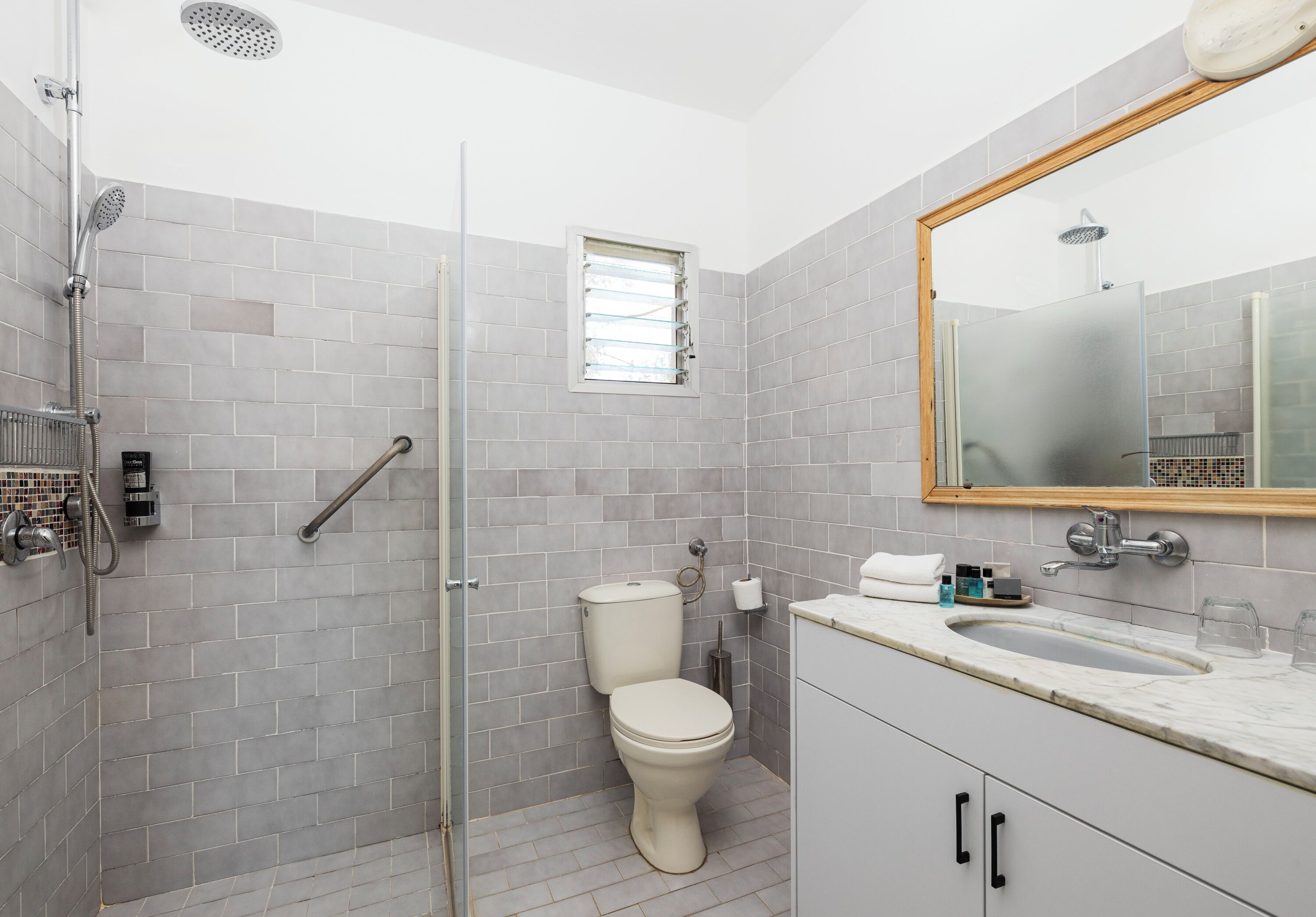 cabin | 1 bedroom, premium bedding, iron/ironing board, free cots/infant beds