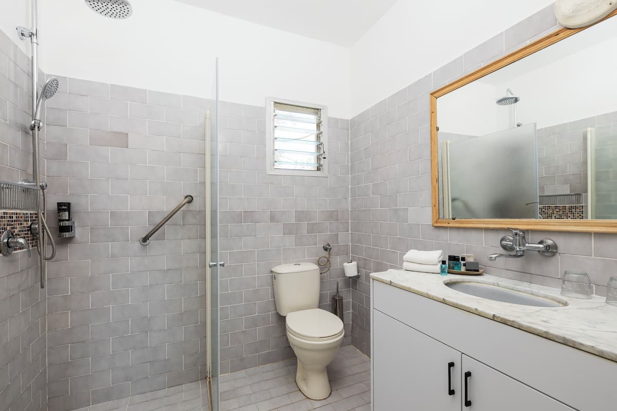 cabin | 1 bedroom, premium bedding, iron/ironing board, free cots/infant beds