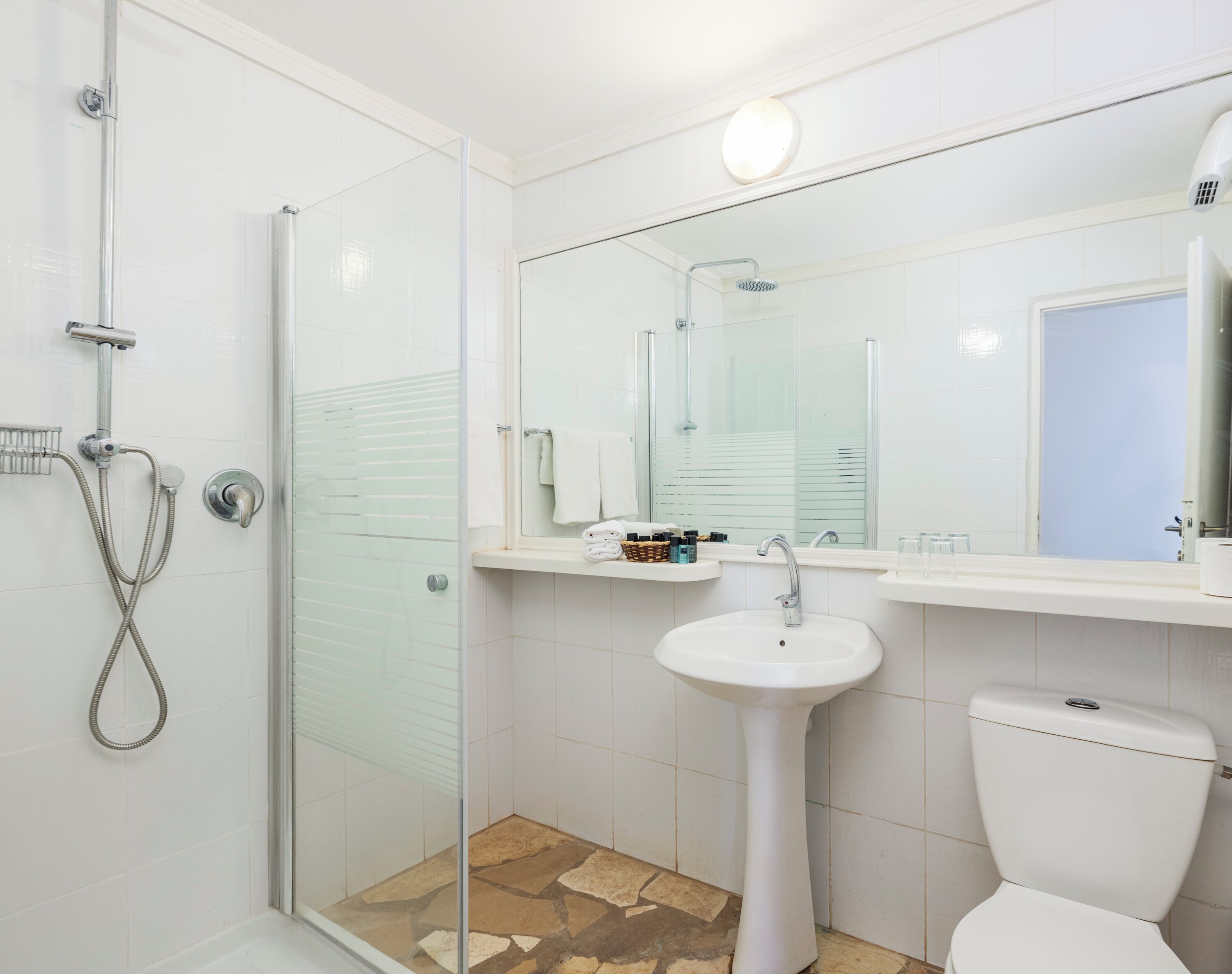 cottage | bathroom | shower, free toiletries, hair dryer, towels