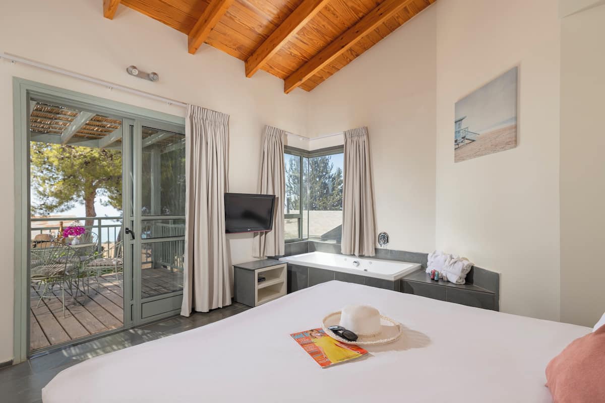 suite with jacuzzi | 1 bedroom, premium bedding, iron/ironing board, free cots/infant beds