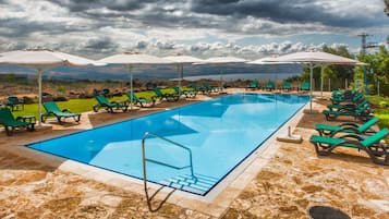 Seasonal outdoor pool, pool umbrellas