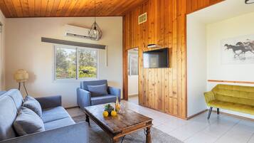 Premium bedding, iron/ironing board, free cribs/infant beds, travel crib