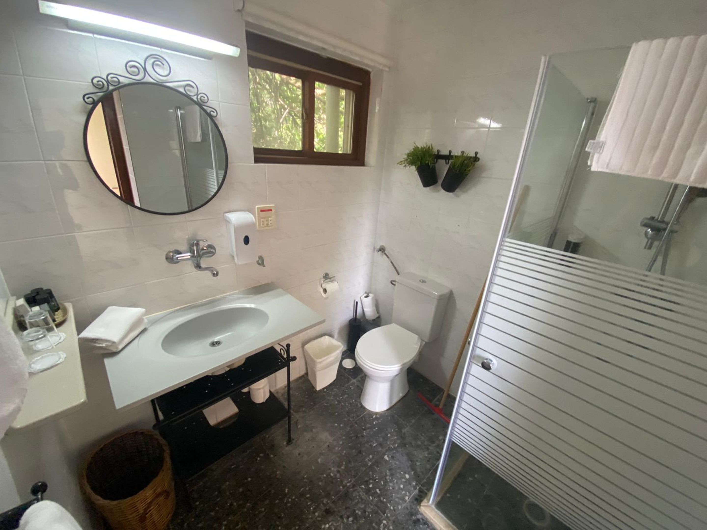 studio with jacuzzi | bathroom | shower, free toiletries, hair dryer, towels