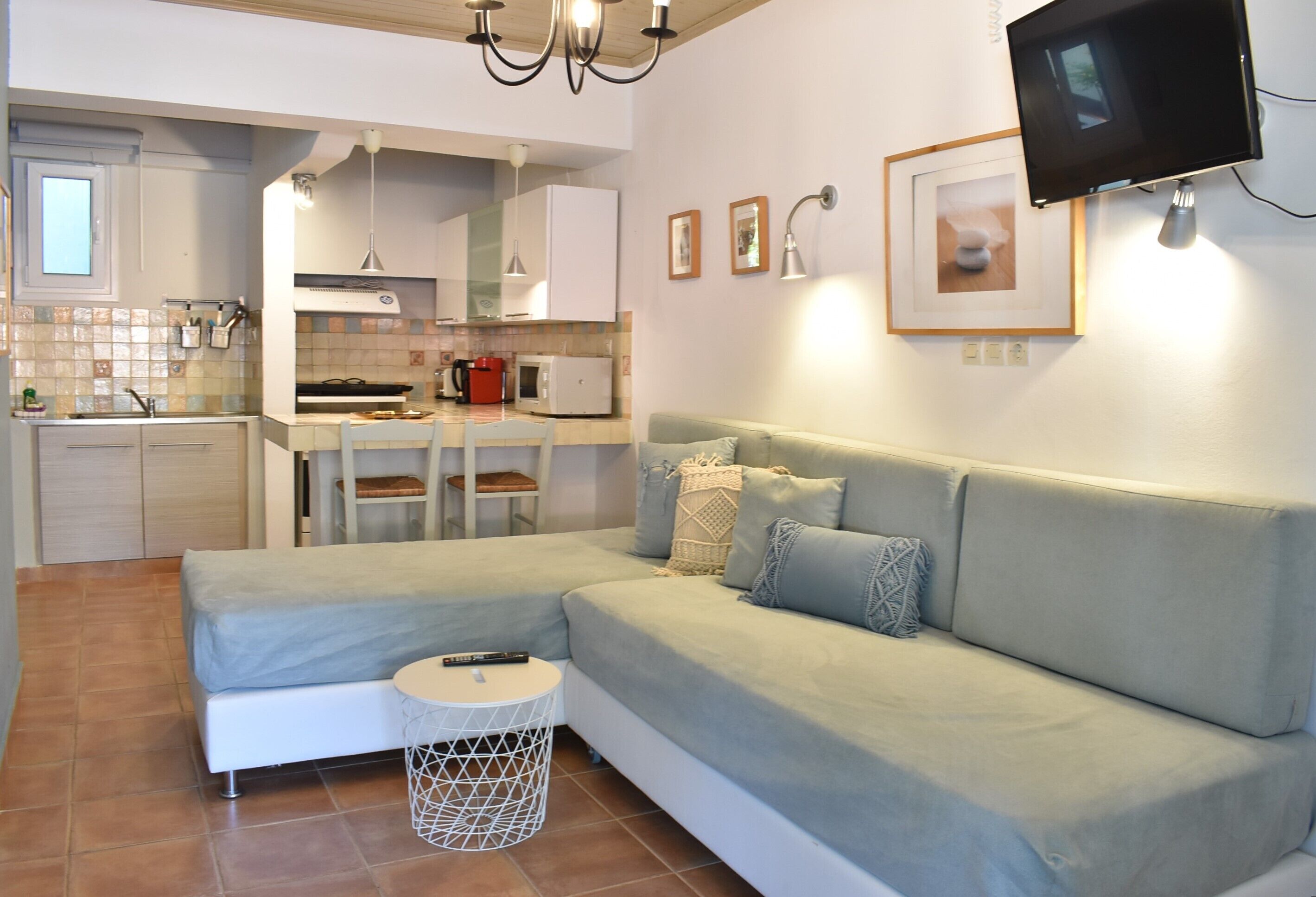 Suite, 1 Bedroom | Living area