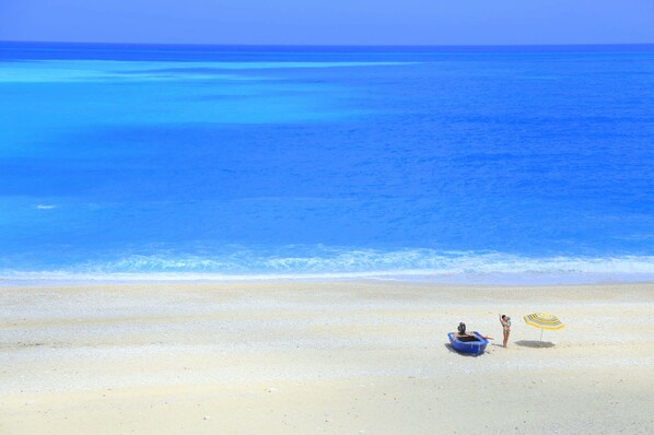 Beach nearby, white sand, sun loungers, beach umbrellas - Simatos Apartments and Studios (Kefalonia)