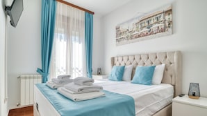 Leilighet – deluxe, 1 soverom, balkong, sjøutsikt | 1 soverom, sengetøy av topp kvalitet, dundyner og memory foam-senger