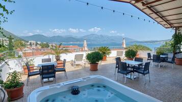 Tina de hidromasaje al aire libre