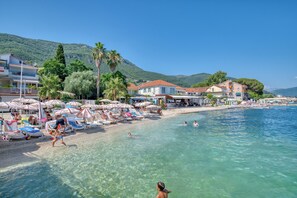 在附近的私人海滩、白沙、小屋（收费）、间海滩酒吧