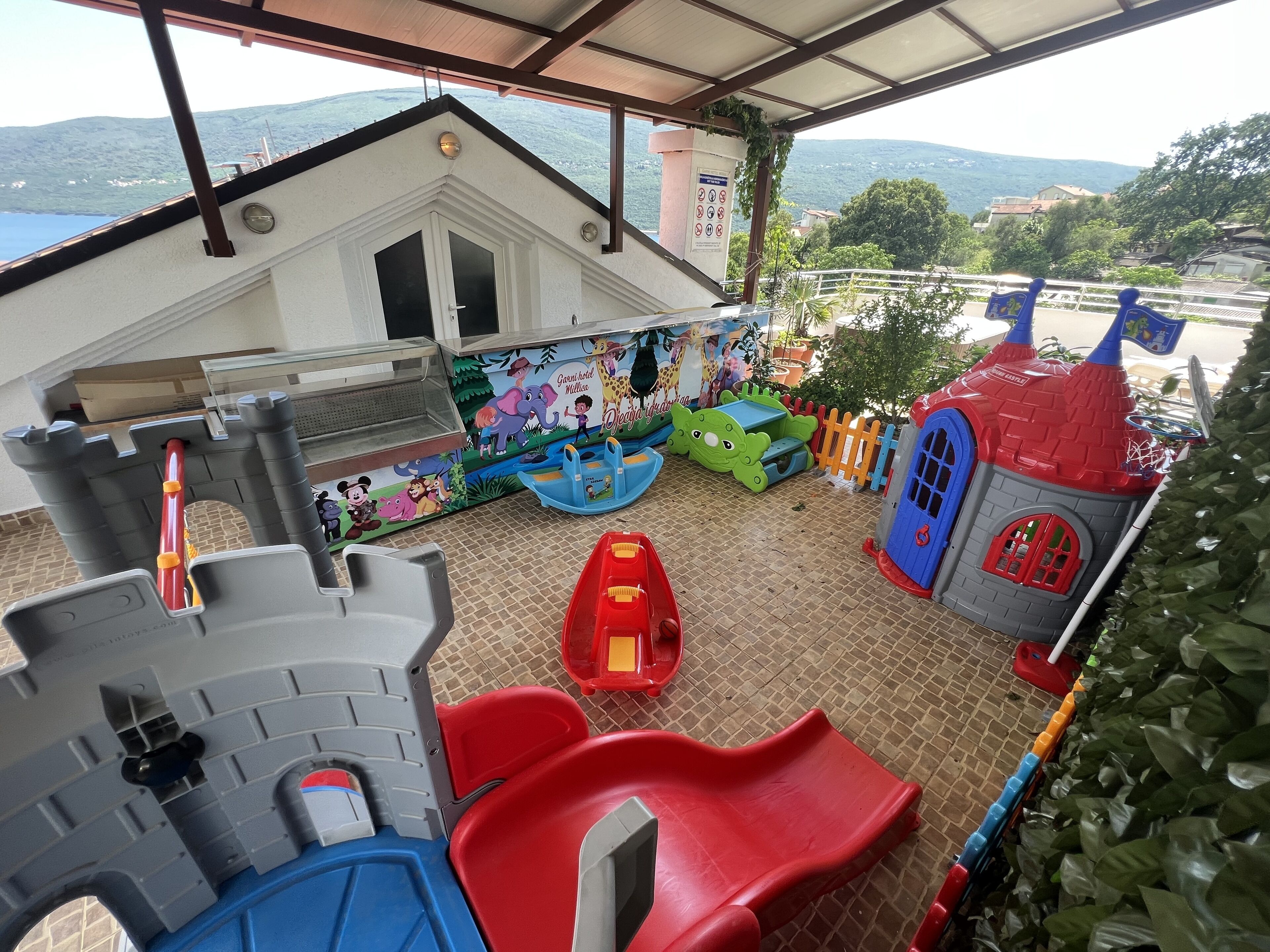 Lasten leikkialue ulkona