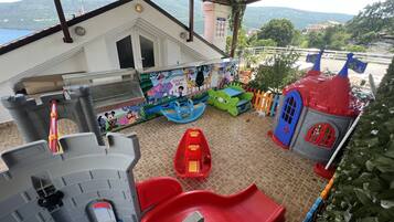 Lasten leikkialue ulkona