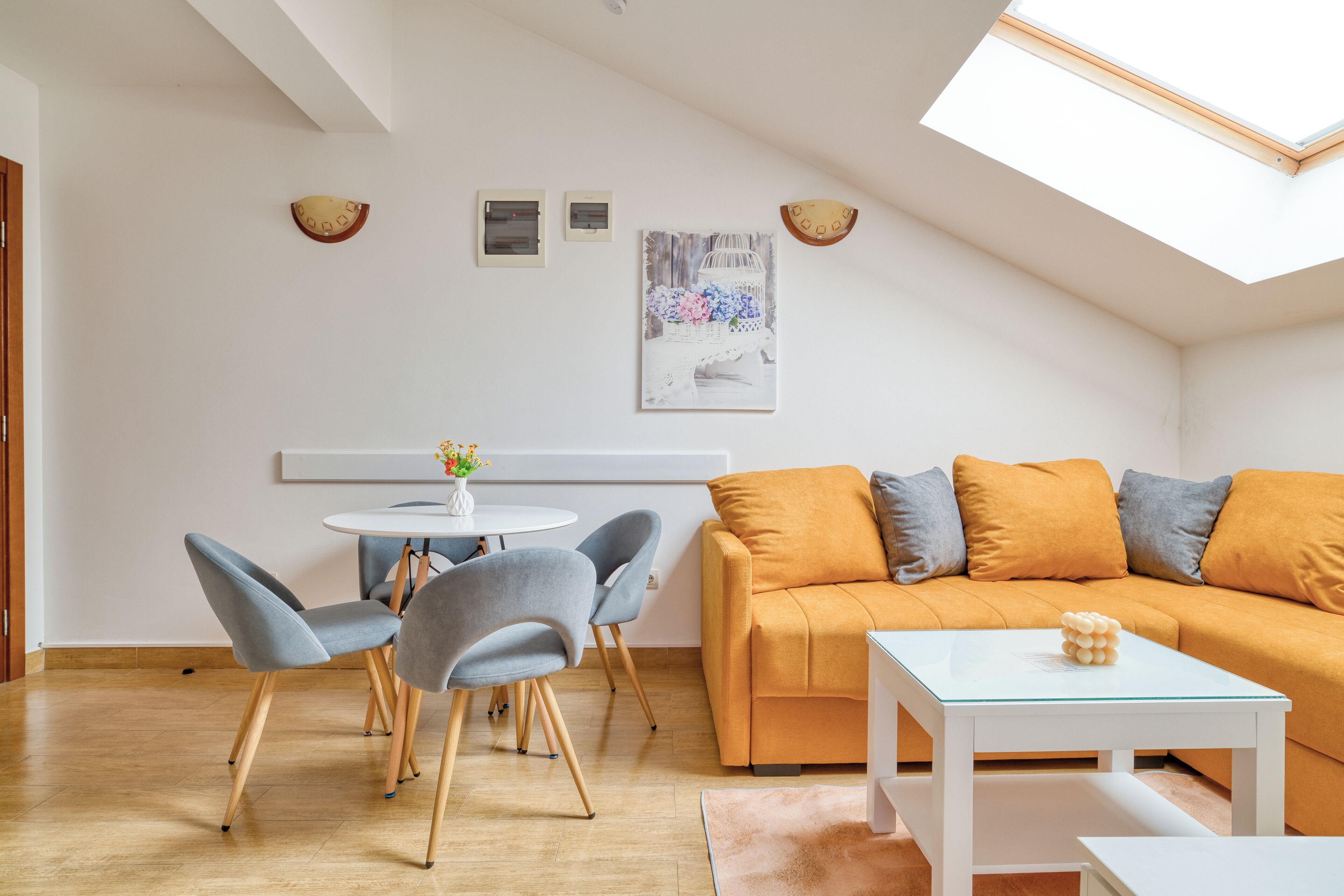 Apartamento standard, 1 quarto, sacada, vista para o mar | Área de estar | TV LCD 32 polegadas com canais via satélite, TV