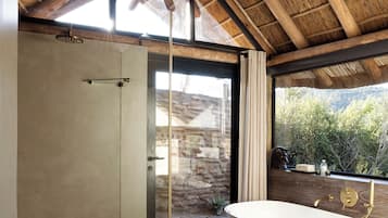 Great Fish River Lodge Suite | Baño | Tina y regadera independientes y tina profunda