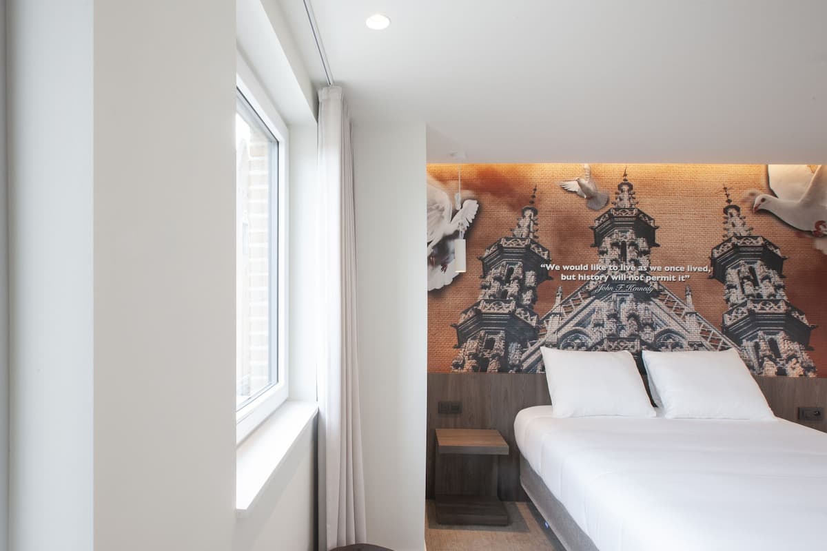 minibar, desk, iron/ironing board, free wifi