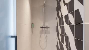 Family Room | Bathroom | Shower, free toiletries, hair dryer, towels