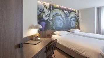 Een douche, gratis toiletartikelen, een haardroger, handdoeken