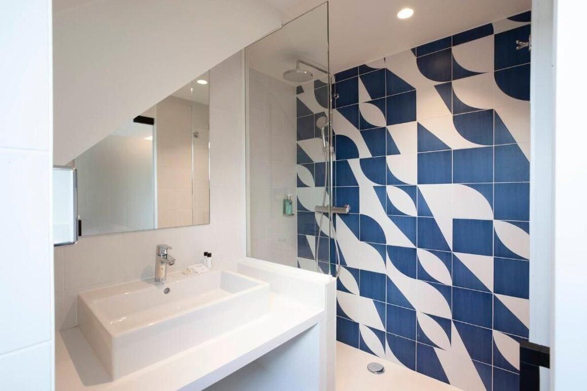 single room | minibar, desk, iron/ironing board, free wifi