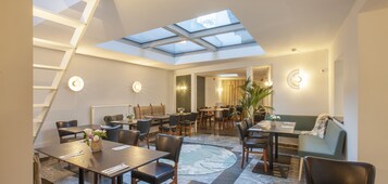 Daily continental breakfast (EUR 15 per person)