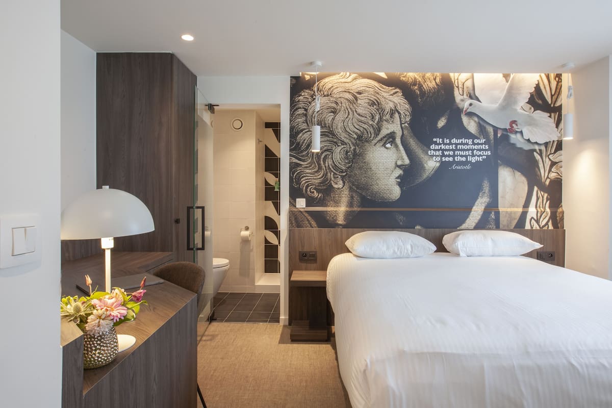 minibar, desk, iron/ironing board, free wifi