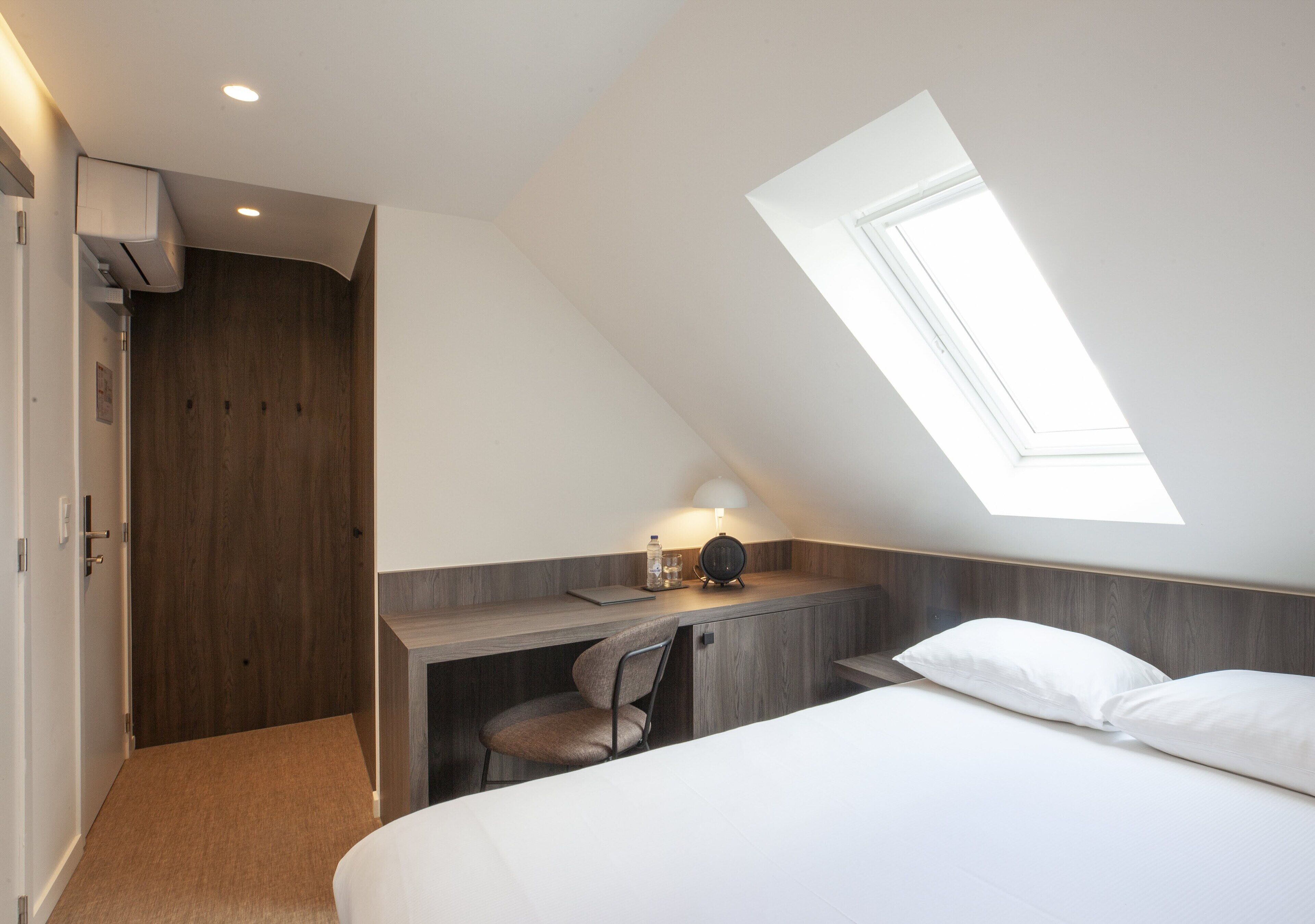 single room | minibar, desk, iron/ironing board, free wifi