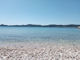 Una spiaggia nelle vicinanze, cabine (a pagamento), ombrelloni