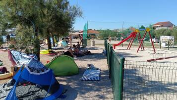 Una spiaggia nelle vicinanze, cabine (a pagamento), ombrelloni