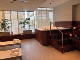 Salas de tratamiento para parejas, un sauna, una bañera de hidromasaje